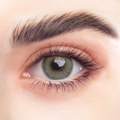 Rehlein Premium Beauty Linsen in der Farbe Waldgrün - farbige Kontaktlinsen, Monatslinsen für den täglichen Gebrauch, Nahaufnahme am Auge, natürliche Farbabdeckung