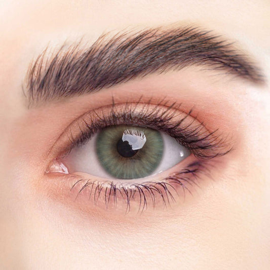 Rehlein Premium Beauty Linsen in der Farbe Waldgrün - farbige Kontaktlinsen, Monatslinsen für den täglichen Gebrauch, Nahaufnahme am Auge, natürliche Farbabdeckung