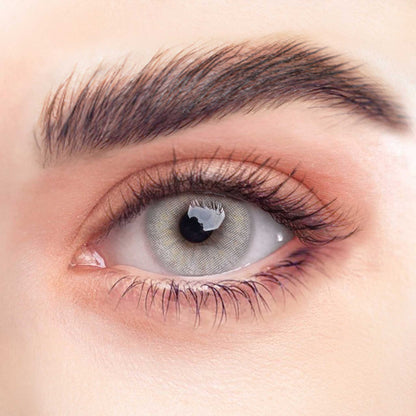 Rehlein Premium Beauty Linsen in der Farbe Eisgrau - farbige Kontaktlinsen, Monatslinsen für den täglichen Gebrauch, Nahaufnahme am Auge, natürliche Farbabdeckung