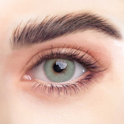 Rehlein Premium Beauty Linsen in der Farbe Lindgrün - farbige Kontaktlinsen, Monatslinsen für den täglichen Gebrauch, Nahaufnahme am Auge, natürliche Farbabdeckung