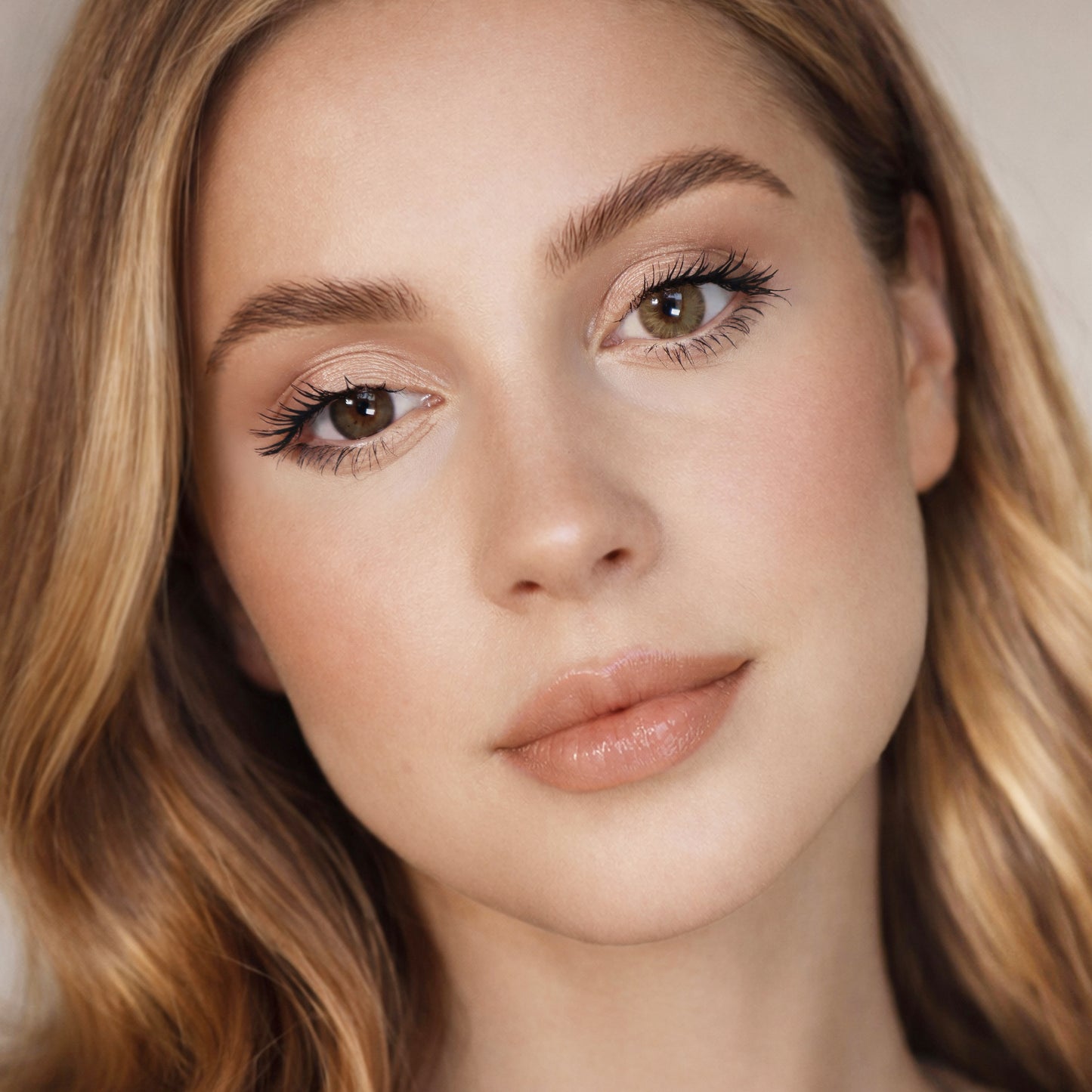 Rehlein farbige Kontaktlinsen in der Farbe Goldbraun - Portrait Vorher-Nachher, ein Auge ohne Linse, ein Auge  mit Linse, natürlicher Farbeffekt