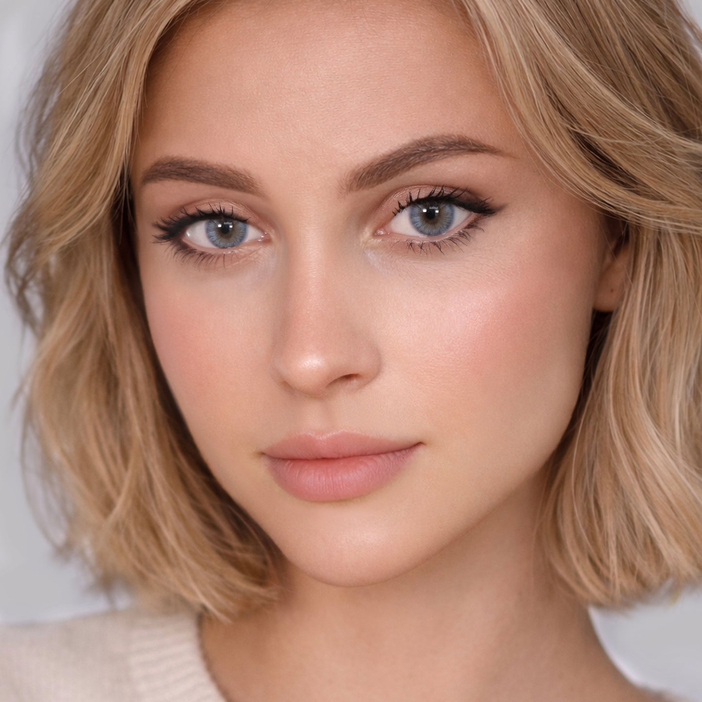 Rehlein farbige Kontaktlinsen in der Farbe Himmelblau - Portrait mit beiden Augen, natürlicher Look