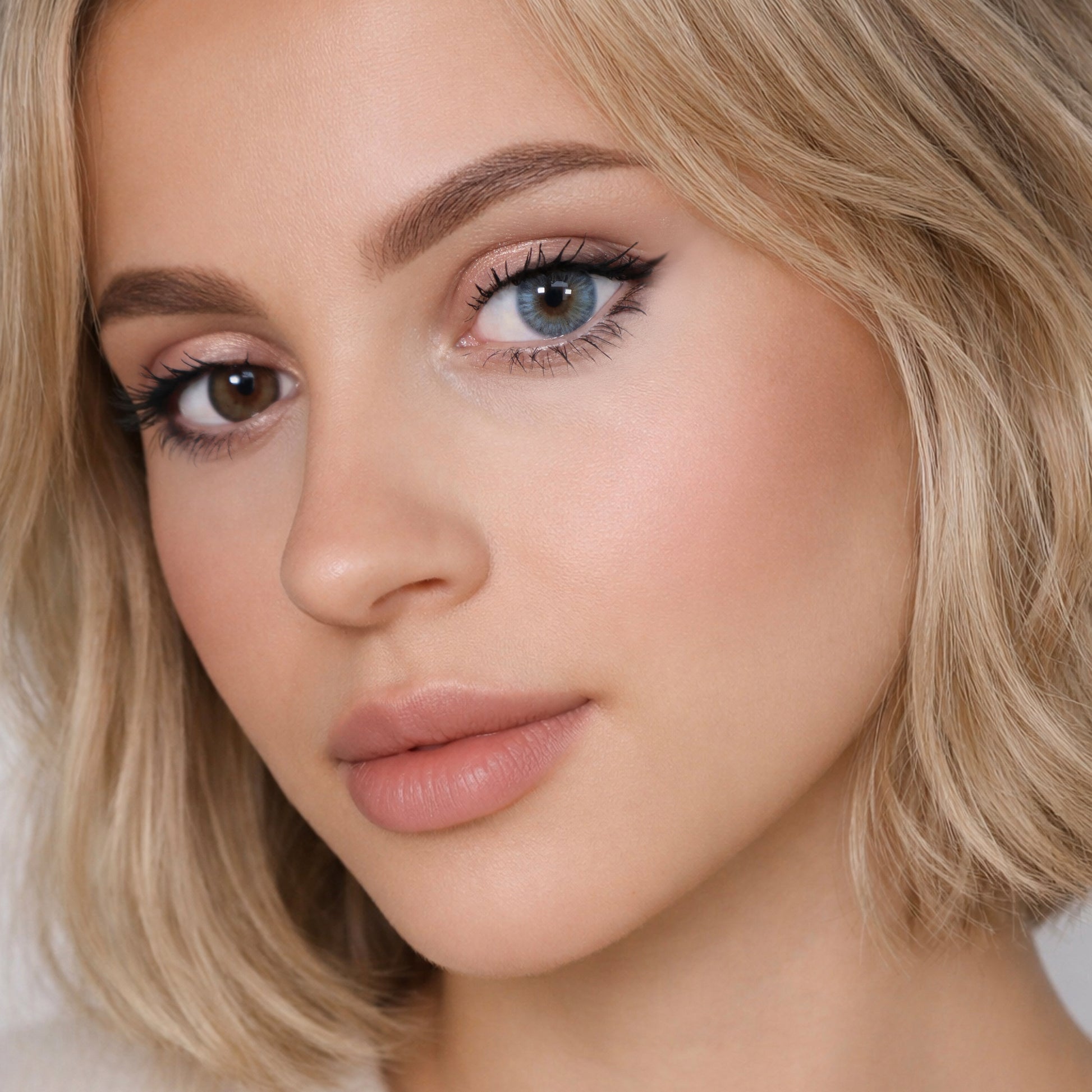 Rehlein farbige Kontaktlinsen in der Farbe Himmelblau - Farbeffekt im Vergleich, linkes Auge ohne Linse, rechtes Auge mit Linse