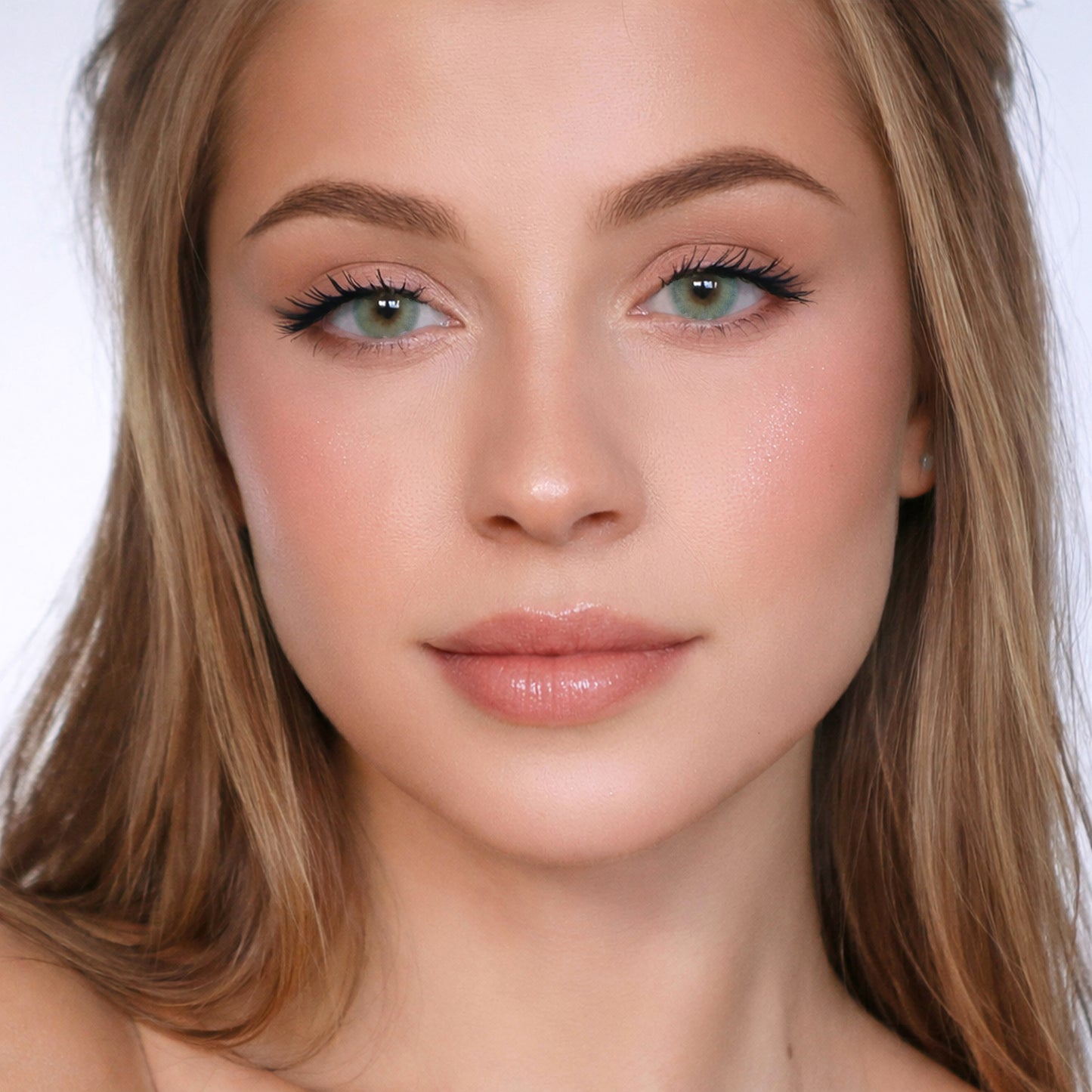 Rehlein farbige Kontaktlinsen in der Farbe Lindgrün - Portrait mit beiden Augen, natürlicher Look