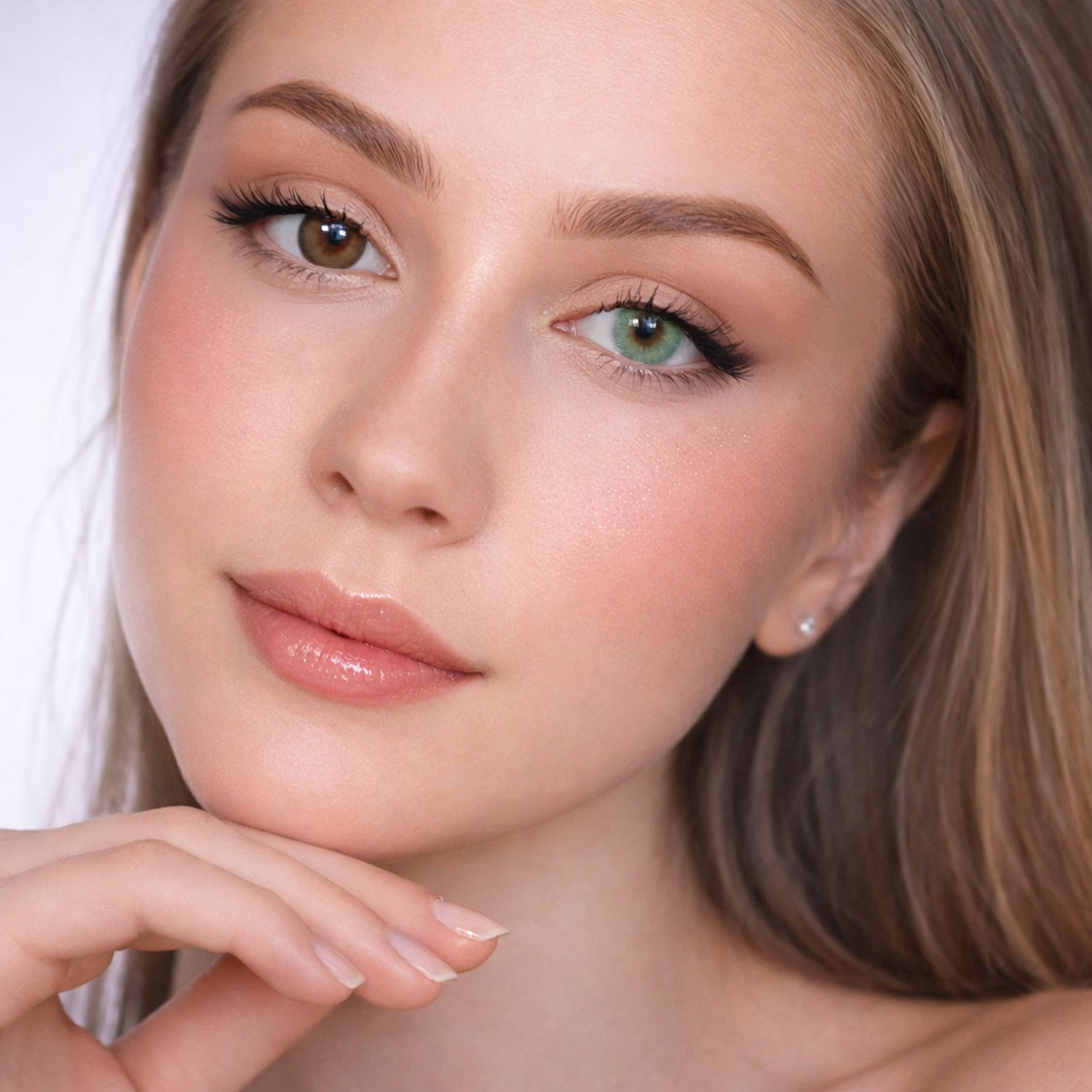 Rehlein farbige Kontaktlinsen in der Farbe Lindgrün – Portrait Vorher -Nachher, ein Auge ohne Linse, ein Auge mit Linse, hohe Deckkraft