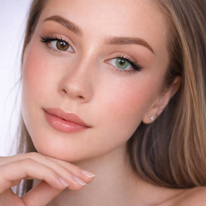 Rehlein farbige Kontaktlinsen in der Farbe Lindgrün – Portrait Vorher -Nachher, ein Auge ohne Linse, ein Auge mit Linse, hohe Deckkraft