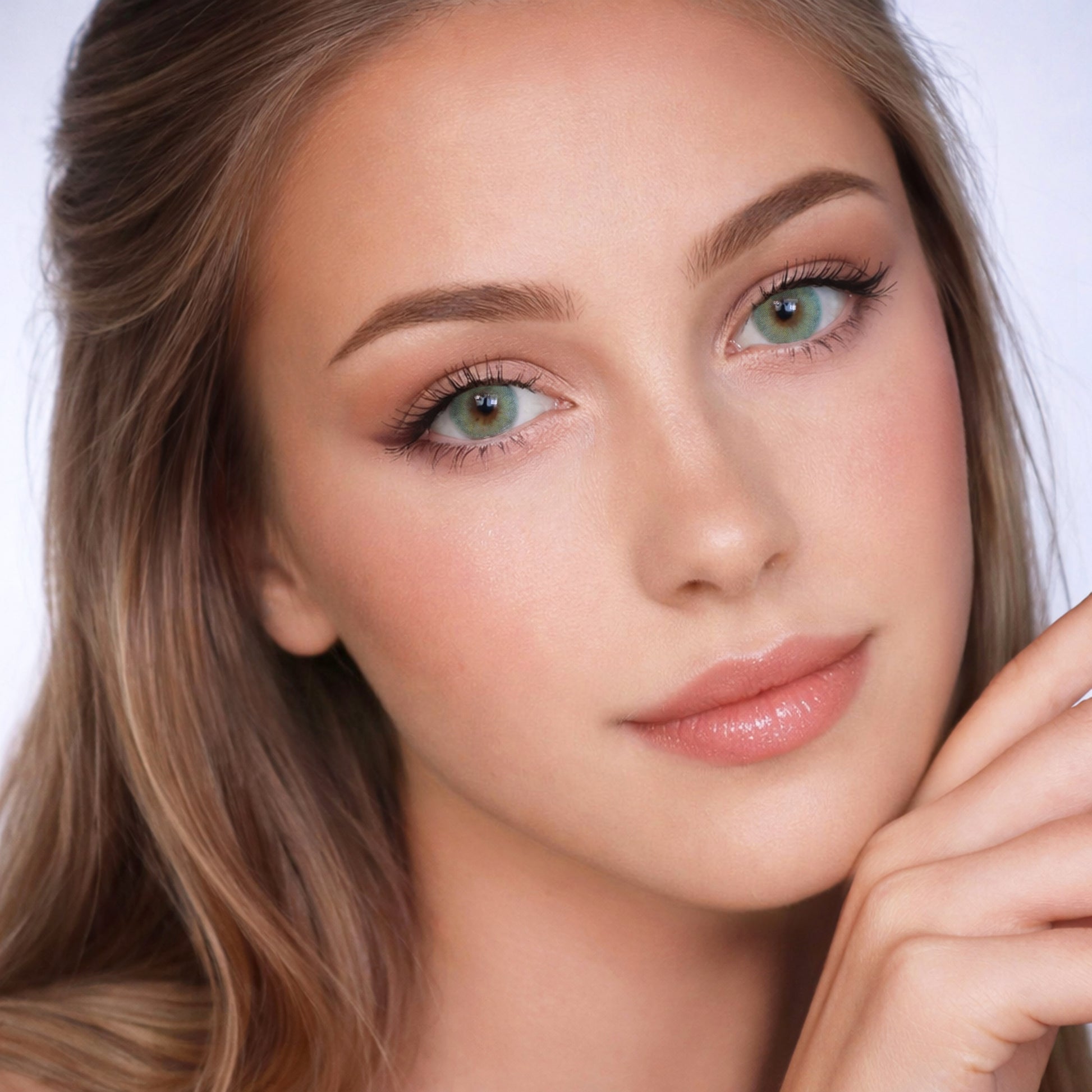 Rehlein farbige Kontaktlinsen in der Farbe Lindgrün - Portrait mit zwei Linsen