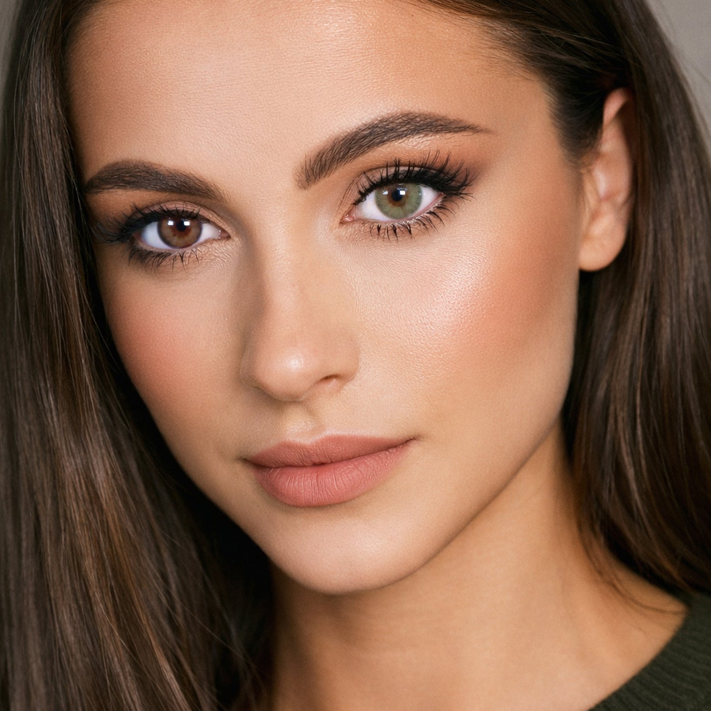 Rehlein farbige Kontaktlinsen in der Farbe Olivgrün – Portrait Vorher-Nachher, ein Auge ohne Linse, ein Auge mit Linse, natürlicher Farbeffekt 