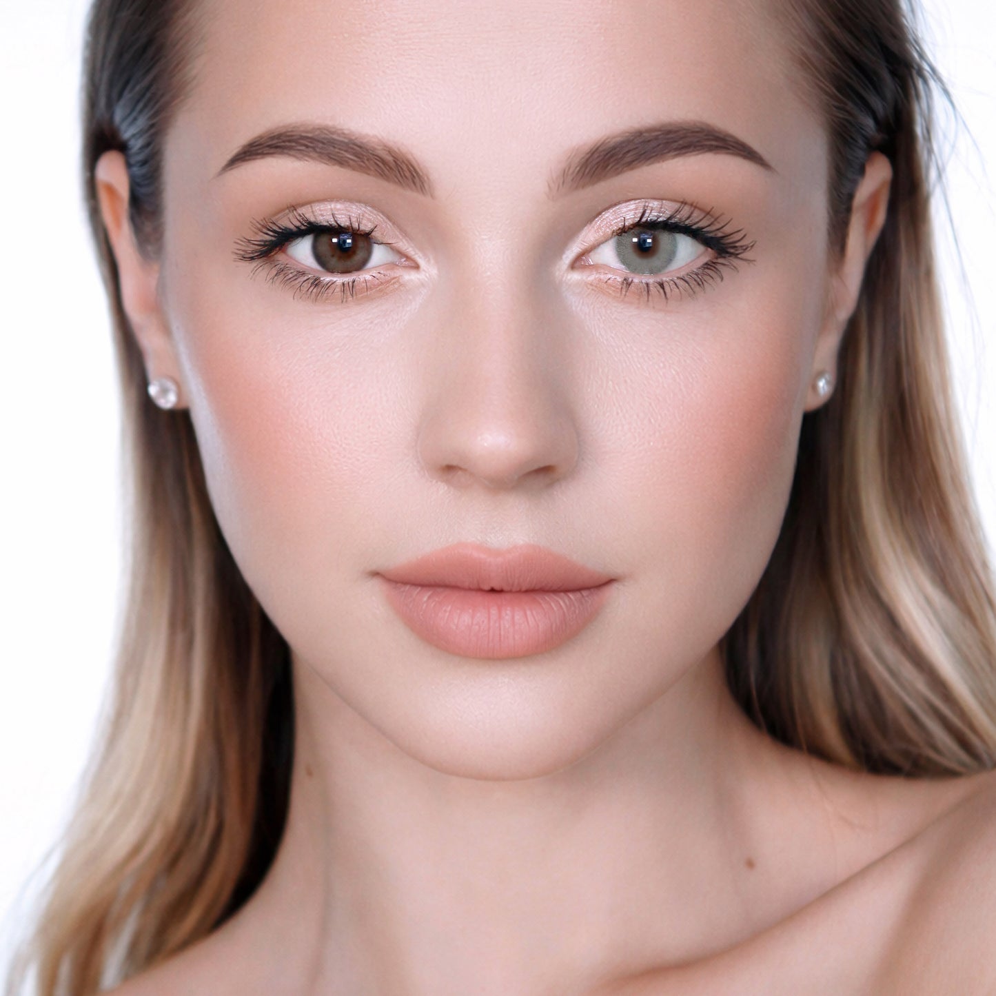 Rehlein farbige Kontaktlinsen in der Farbe Silbergrau – Portrait Vorher-Nachher, ein Auge ohne Linse, ein Auge mit Linse, natürlicher Farbeffekt 