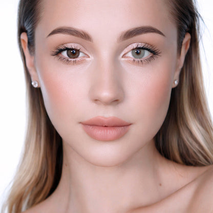 Rehlein farbige Kontaktlinsen in der Farbe Silbergrau – Portrait Vorher-Nachher, ein Auge ohne Linse, ein Auge mit Linse, natürlicher Farbeffekt 