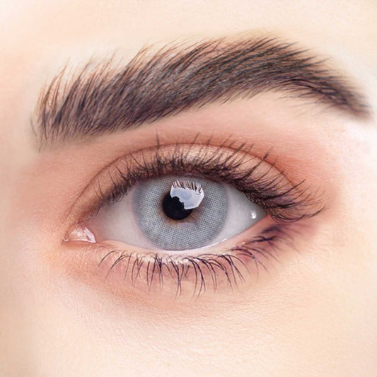 Rehlein Premium Beauty Linsen in der Farbe Stahlblau - farbige Kontaktlinsen, Monatslinsen für den täglichen Gebrauch, Nahaufnahme am Auge, natürliche Farbabdeckung