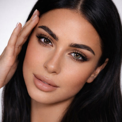 Rehlein farbige Kontaktlinsen in der Farbe Waldgrün - Farbeffekt im Vergleich, linkes Auge ohne Linse, rechtes Auge mit Linse