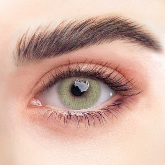 Rehlein Premium Beauty Linsen in der Farbe Apfelgrün - farbige Kontaktlinsen, Monatslinsen für den täglichen Gebrauch, Nahaufnahme am Auge, natürliche Farbabdeckung